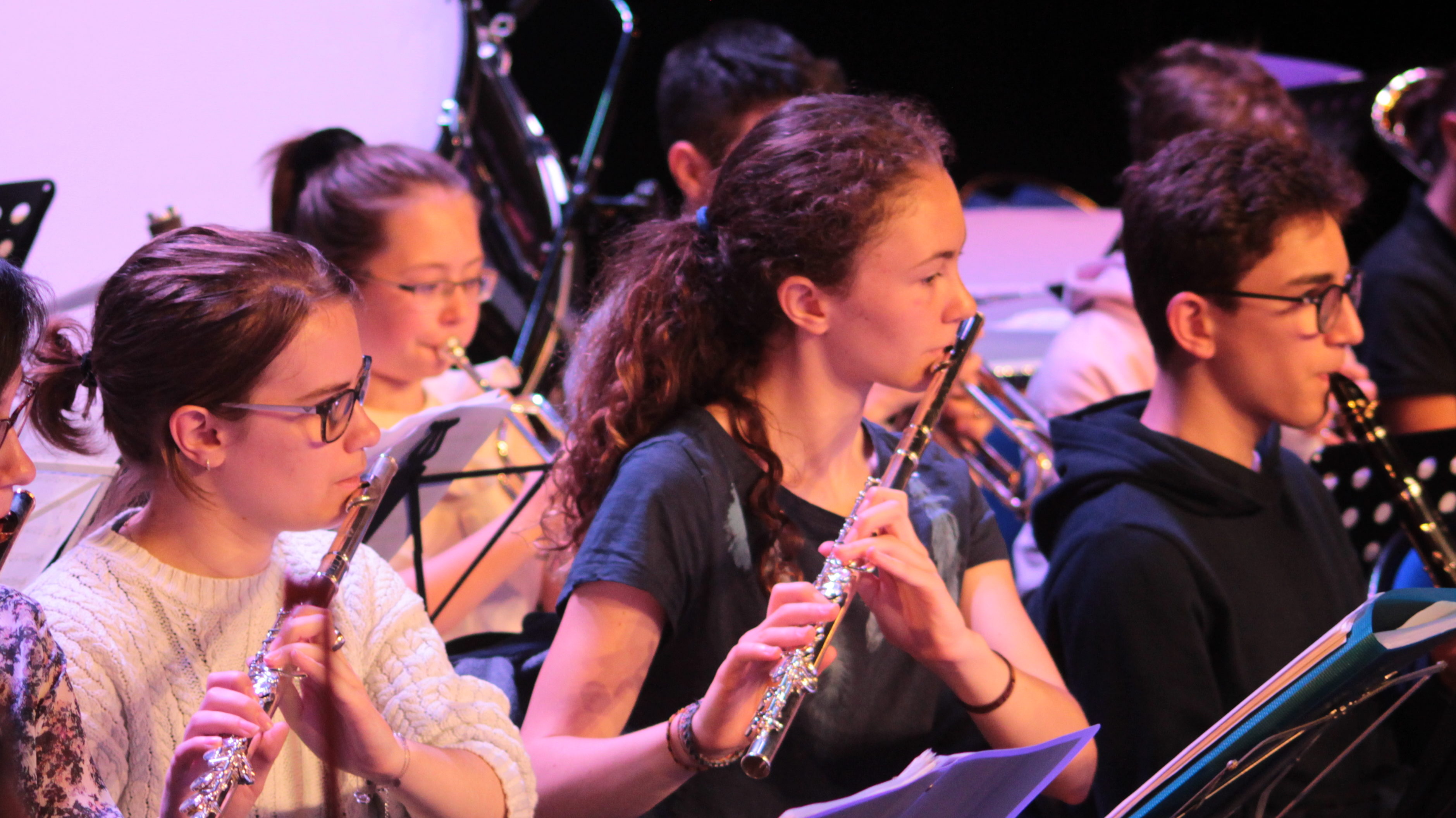 Héloïse (au centre de l'image) au sein de l'orchestre National des Petites Mains Symphoniques, août 2019